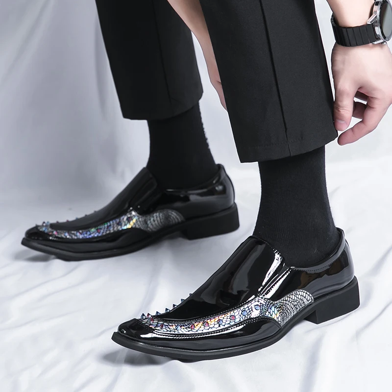 Новата британска модерен мъжки ежедневни обувки със заострени черни, златни нитове и чаровен лоферами; Официалната обувки за сватбена рокля; Zapatos Hombre